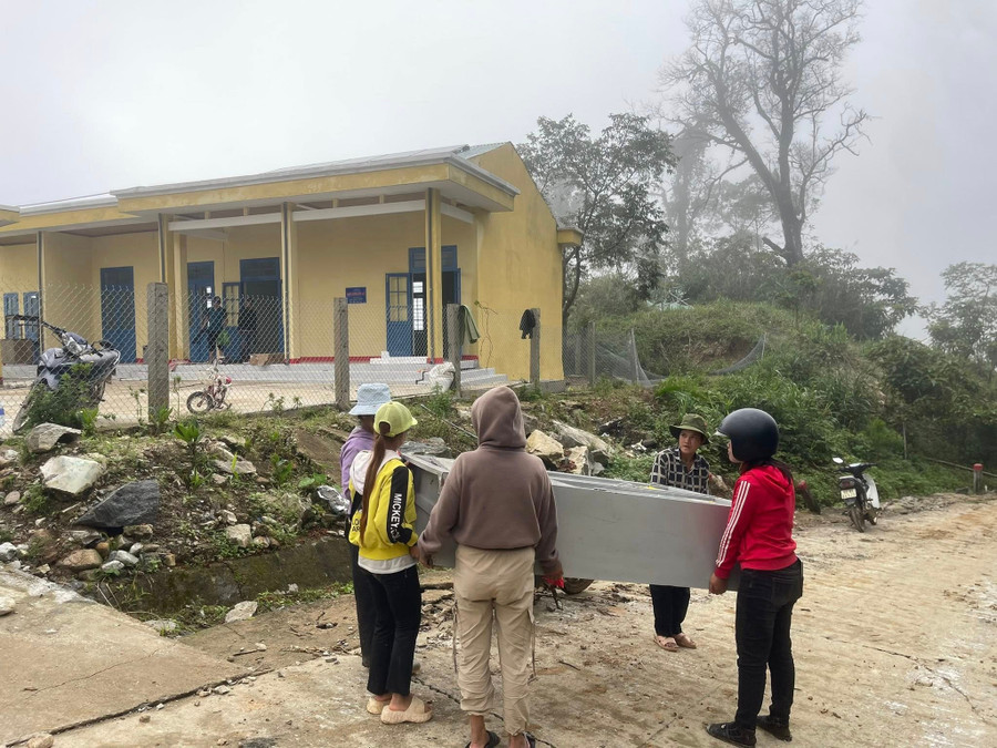 Thầy cô và người dân hỗ trợ di chuyển trang thiết bị học tập. Ảnh: Nguyễn Trần Vỹ 573886303-4159009947690978-7447401743559190936-n.jpg