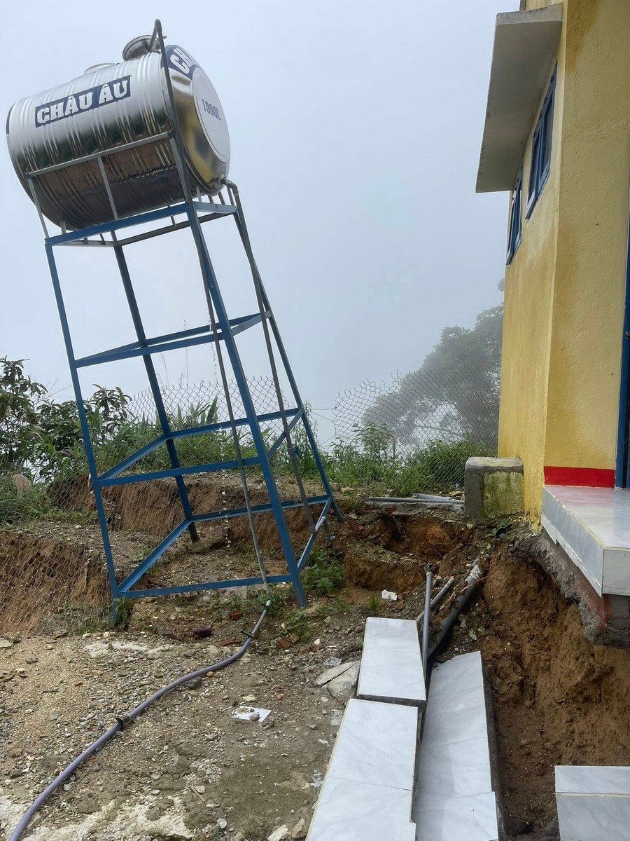 Vết nứt và sụt lún kéo dài. Ảnh: Nguyễn Trần Vỹ 574314632-4159009861024320-4528582014365310061-n.jpg