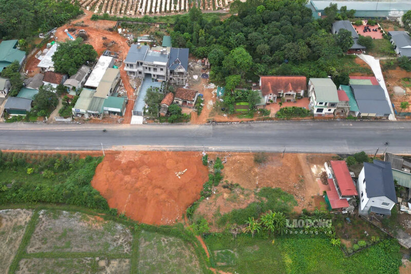 Từ điểm cuối tuyến đường dự án tại xã Xuân Lũng đến cổng chính vào Trung tâm Lễ hội Đền Hùng (Khu di tích lịch sử Đền Hùng) chỉ cách khoảng 3km. Ảnh: Tô Công.