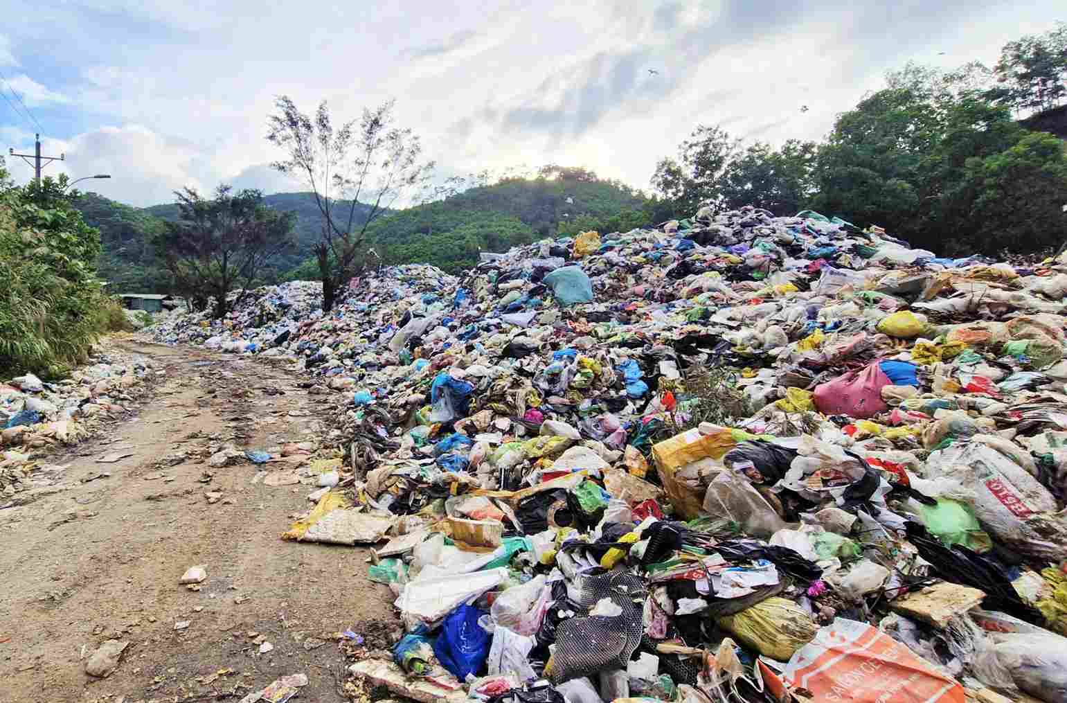 Bà Võ Thị Thu Nga, Chủ tịch UBND phường 3 Bảo Lộc cho biết, hiện Nhà máy xử lý rác trên địa bàn đang tồn tại nhiều bất cập. Rác thải ứ đọng quá nhiều, tiềm ẩn nguy cơ ô nhiễm môi trường cao.