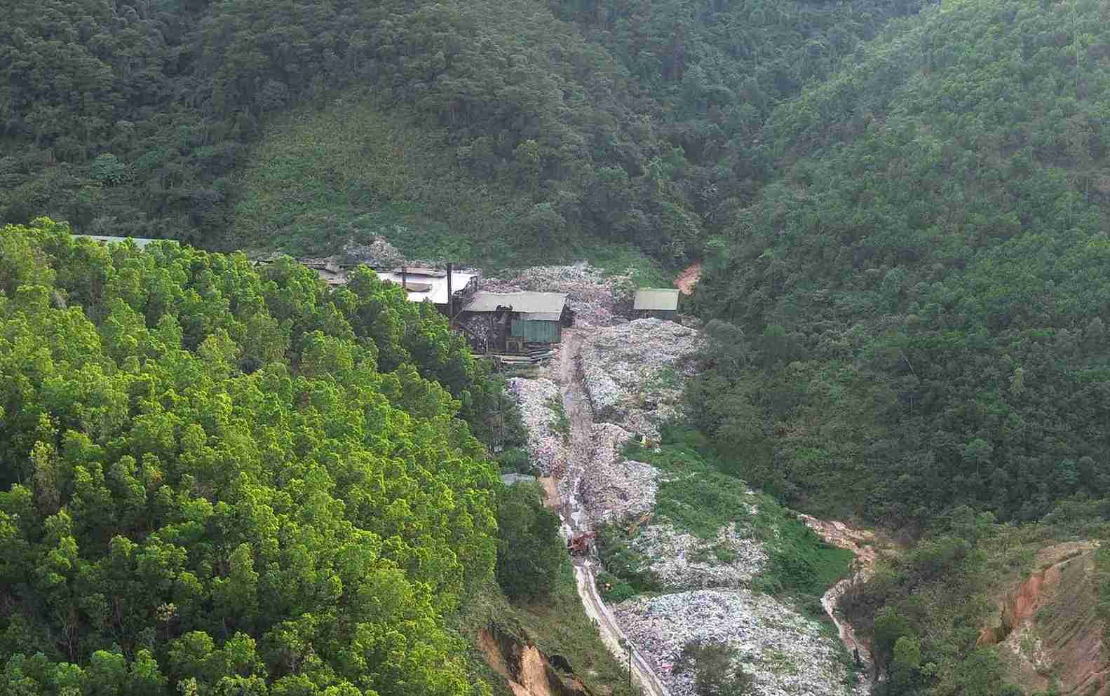 Theo thống kê của Công ty Cổ phần Công trình Đô thị Bảo Lộc, hiện tại lượng rác đang ứ đọng tại Nhà máy xử lý rác ước tính khoảng 64.000 tấn. Ảnh: Phúc Khánh