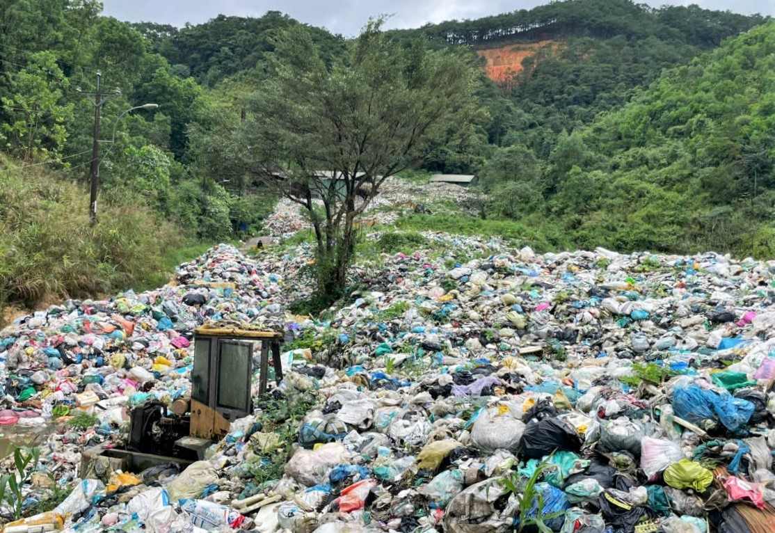 Rác thải ứ đọng lâu ngày tại Nhà máy xử lý rác Bảo Lộc bốc mùi hôi thối nồng nặc tỏa đi trong bán kính nhiều km.