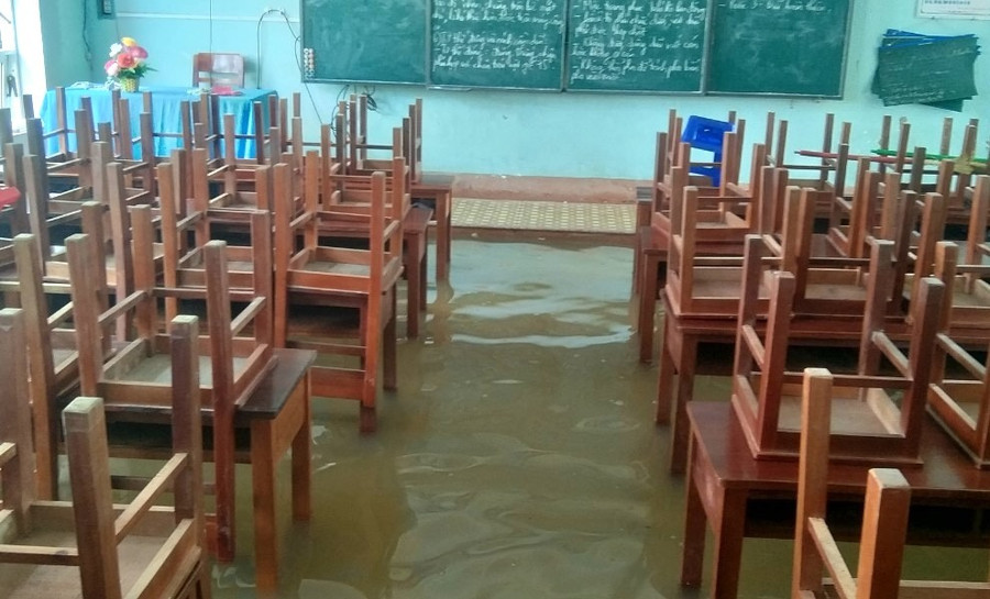 Mưa lớn những ngày qua khiến trường học ở xã phía đông Gia Lai ngập nước.