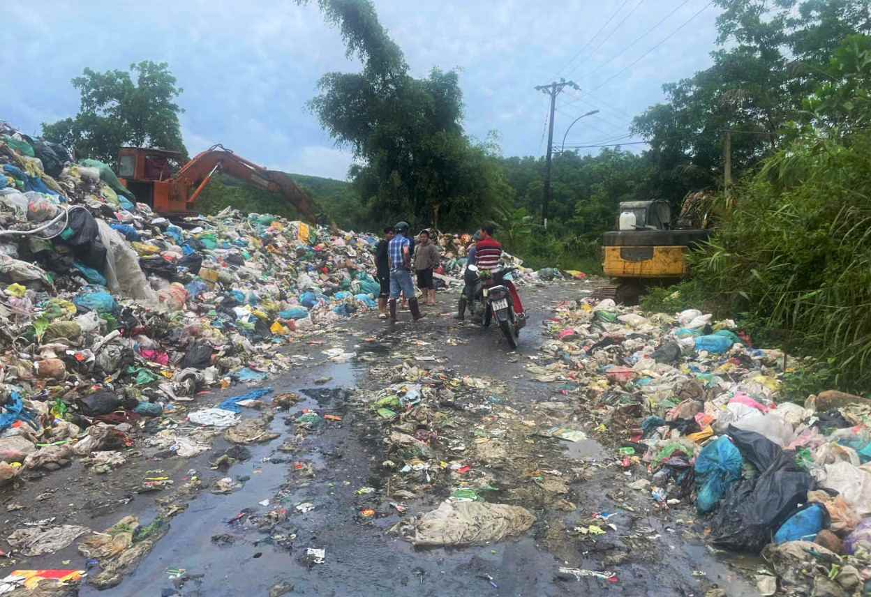 Theo thống kê chưa đầy đủ của cơ quan chức năng phường 3 Bảo Lộc, hiện Nhà máy xử lý rác Bảo Lộc đang nợ lương của người lao động hơn 2 tỉ đồng. Trong ảnh, công nhân đến Nhà máy xử lý rác để kiến nghị được trả lương