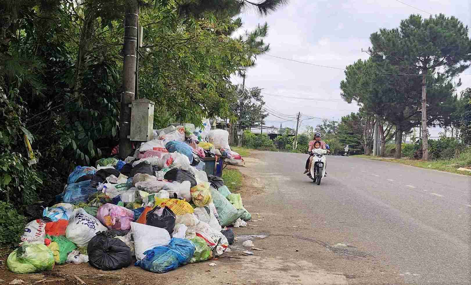 Đại diện đại diện Công ty CP Công trình Đô thị Bảo Lộc, đơn vị đảm nhận thu gom, vận chuyển rác của 4 phường gồm: Phường 1, phường 2, phường 3 và phường B’Lao, mỗi ngày lượng rác thải phát sinh từ 120 - 140 tấn được đưa về nhà máy.