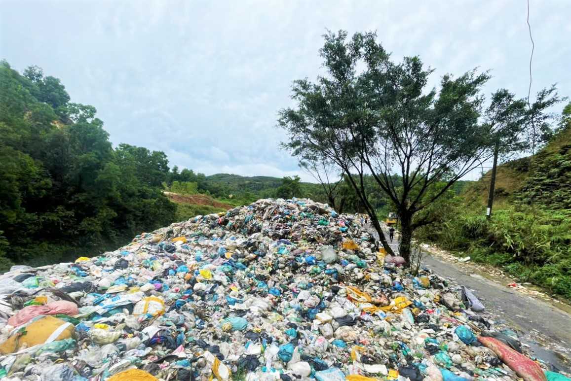 Ghi nhận thực tế của phóng viên Báo Lao Động cho thấy, rác thải tồn đọng tại Nhà máy xử lý rác Bảo Lộc đang chất cao như núi.