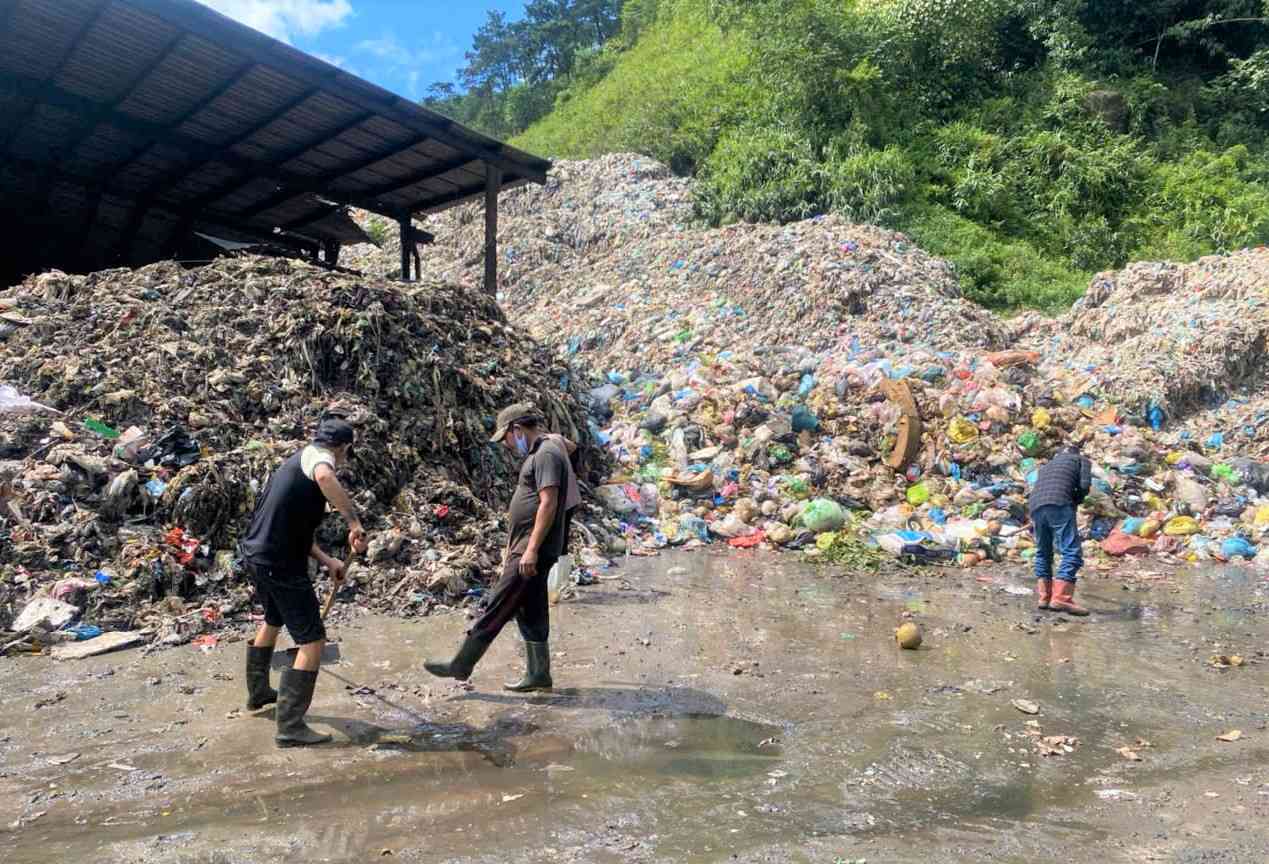 Nói về phương án xử lý lượng rác đang tồn đọng, Ông Lê Đình Trọng, Chủ tịch HĐQT Công ty CP Môi trường xanh Friendly (đơn vị vận hành nhà máy) cho biết, nhà máy hiện có hai lò đốt, song đã xuống cấp và hoạt động khó khăn.