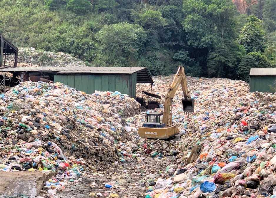 Qua trao đổi, ông Lê Đình Trọng, Chủ tịch HĐQT Công ty CP Môi trường xanh Friendly - đơn vị vận hành nhà máy cho biết, từ tháng 7.2025 đến nay, đơn vị chưa được thanh toán chi phí xử lý rác. Nguyên nhân là do giữa Ban Quản lý Dự án đầu tư Xây dựng Khu vực Bảo Lộc và Công ty chưa thống nhất được đơn giá xử lý rác. Do nhiều tháng không được thanh toán chi phí xử lý rác, Công ty không có kinh phí trả lương cho người lao động.