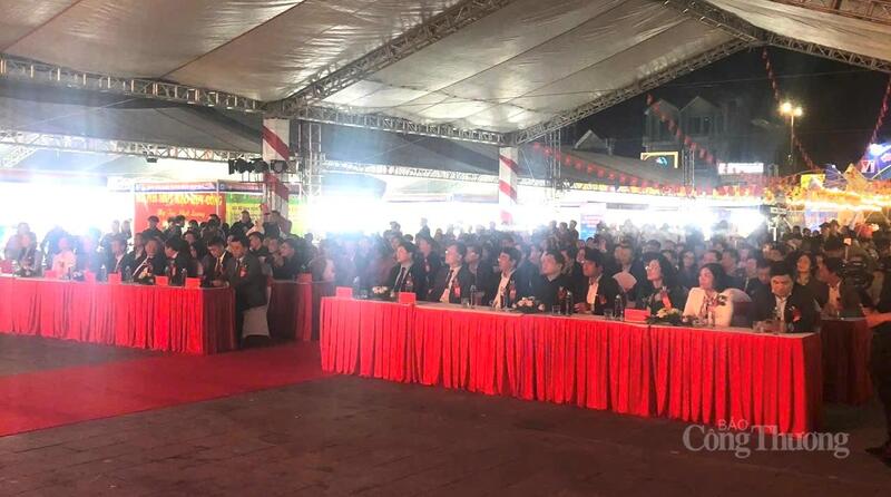 Các đại biểu tham dự lễ khai mạc hội chợ.