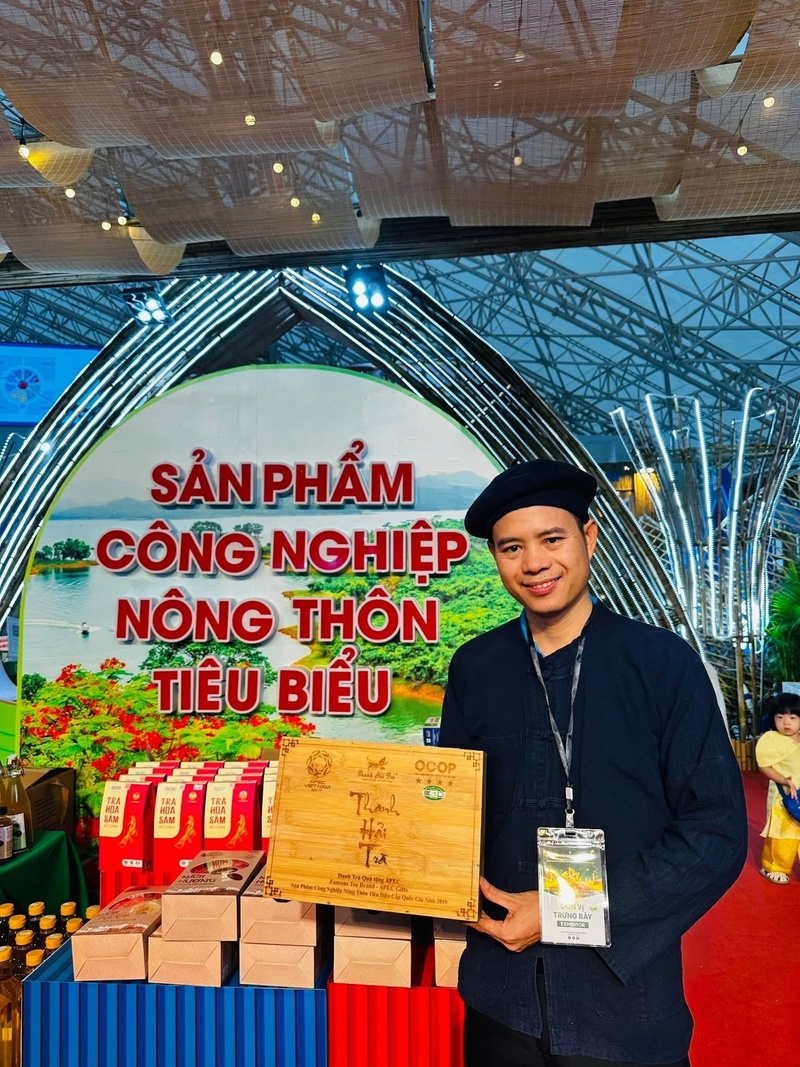 Anh Hứa Văn Thịnh – Giám đốc Hợp tác xã chè La Bằng - bên sản phẩm trà đạt chứng nhận OCOP 4 sao. Ảnh: Nguyễn Thanh