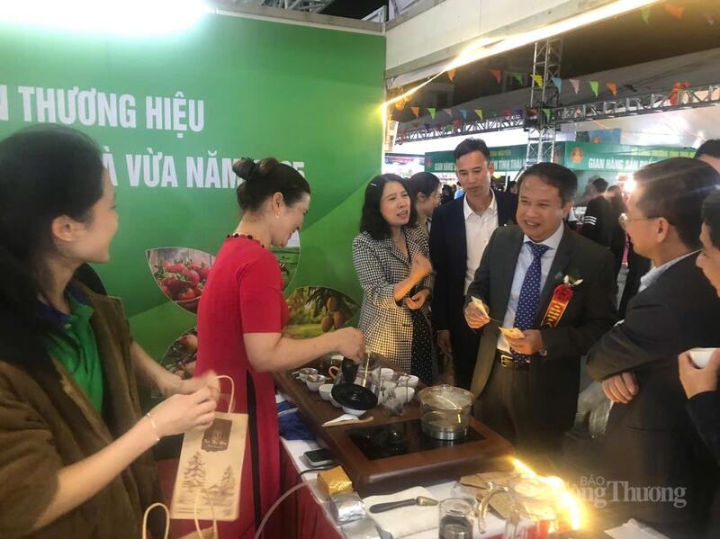 Các đại biểu tham quan, trải nghiệm mua sắm tại hội chợ