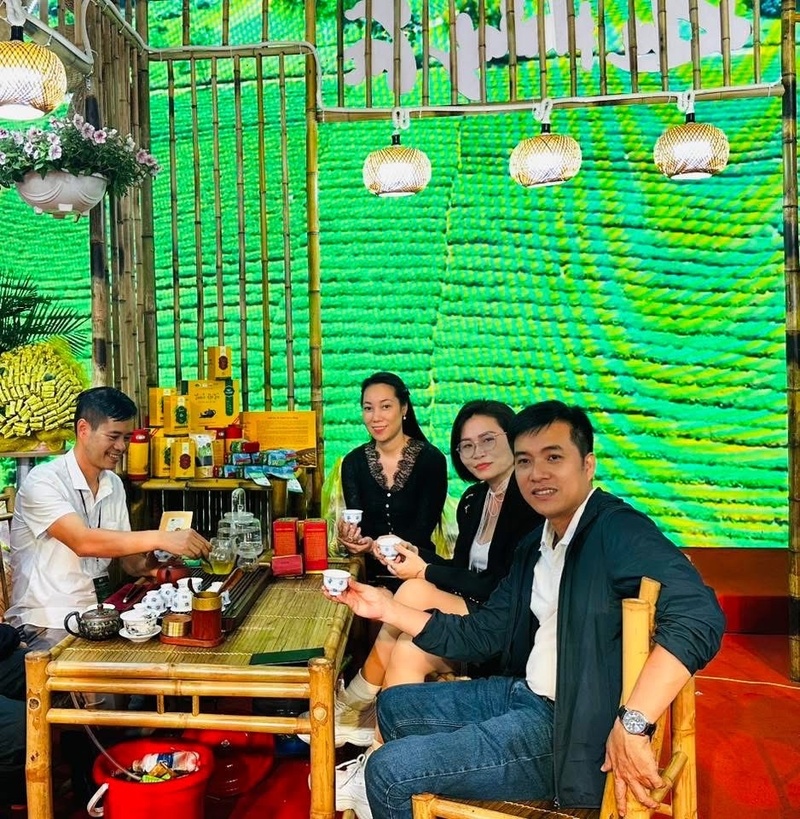 Khách hàng tham quan trải nghiệm thưởng trà tại gian hàng Thái Nguyên. Ảnh: Nguyễn Thanh