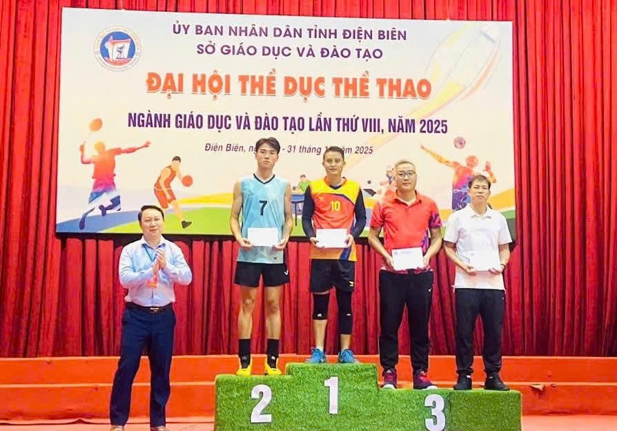 Thầy giáo Lê Thanh Hải đại diện cho đội tuyển bóng chuyền nam nhận giải tại Đại hội thể dục thể thao ngành GD&ĐT Điện Biên năm 2025. (Ảnh: Trường PTDTNT THPT Mường Nhé).