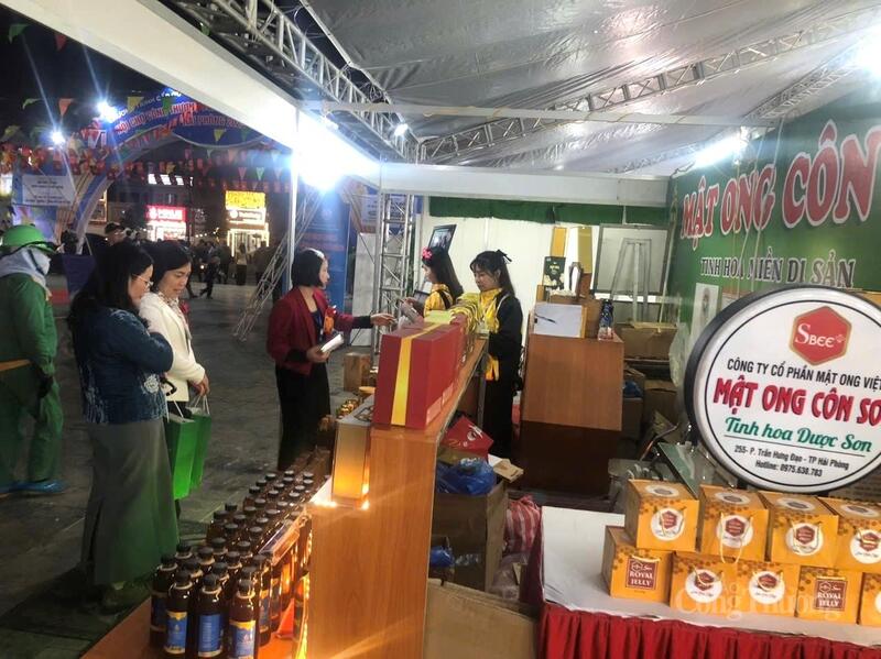 Nhiều sản phẩm nông sản tham gia hội chợ.