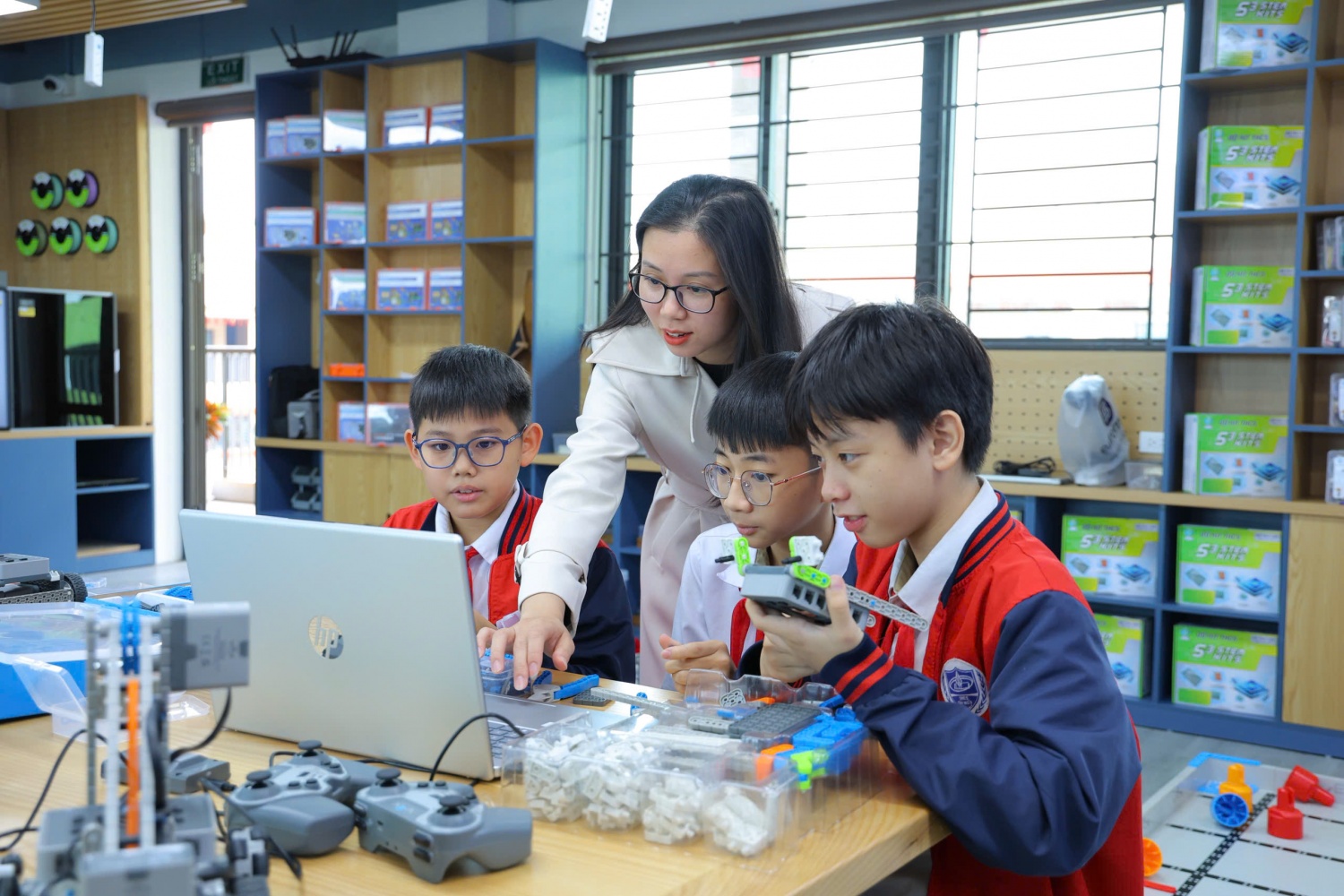 Phòng học STEM tại THCS Tây Mỗ 3 – “sức nóng” lan tỏa chỉ sau hơn một tháng hoạt động Phòng học STEM tại THCS Tây Mỗ 3 – “sức nóng” lan tỏa chỉ sau hơn một tháng hoạt động