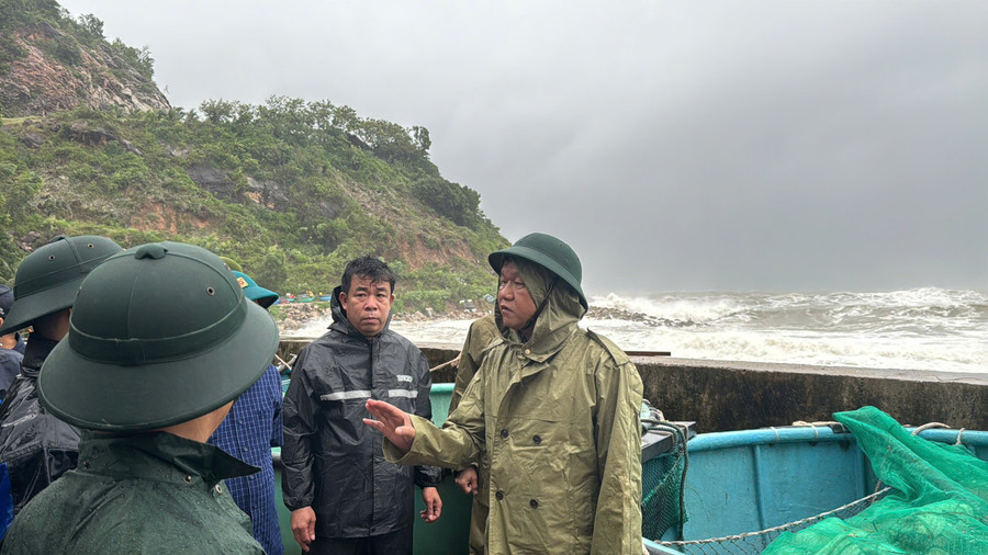 Ông Đào Mỹ có mặt tại khu vực bị ảnh hưởng trực tiếp của bão Kalmaegi. (Ản: TT) dao-my.jpg