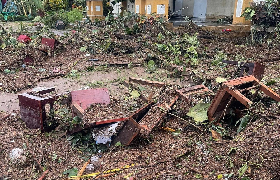 Khung cảnh tan hoang sau bão Kalmaegi ở vùng ven biển Đắk Lắk.