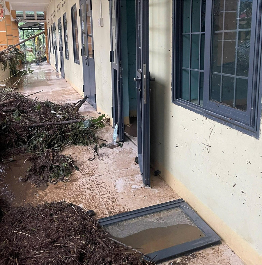 Khung cảnh tan hoang tại Trường Tiểu học Phú Mỡ (xã Phú Mỡ, Đắk Lắk) sau khi bão Kalmaegi quét qua. (Ảnh: CTV) thpm3.jpg