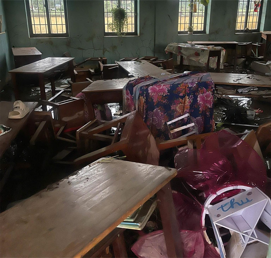 Sức mạnh từ cơn bão Kalmaegi làm vỡ cửa kính, xô đẩy bàn ghế, dụng cụ học tập trong phòng học của Trường Tiểu học Phú Mỡ. (Ảnh: CTV) th-pm1-5168.jpg
