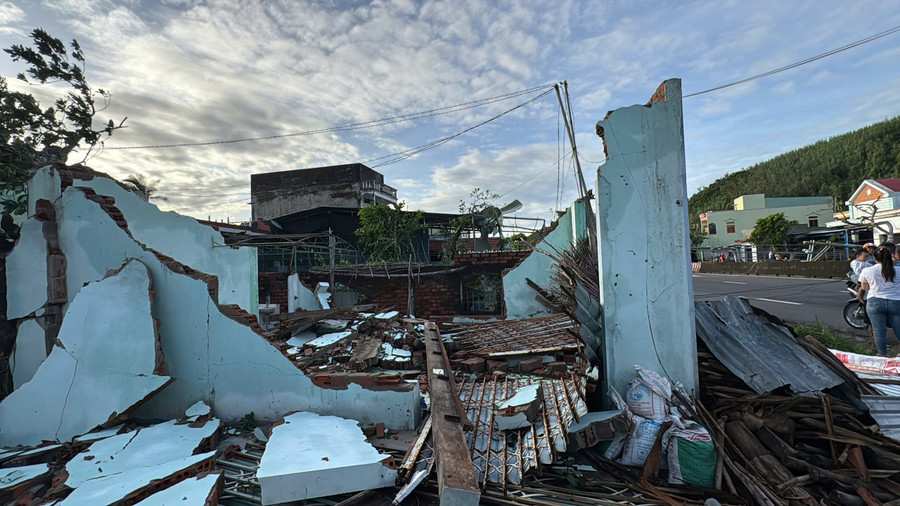 Căn nhà của gia đình anh Võ Quang Trung (phường Sông Cầu) bị sập hoàn toàn. (Ảnh: TT) nha-dan.jpg