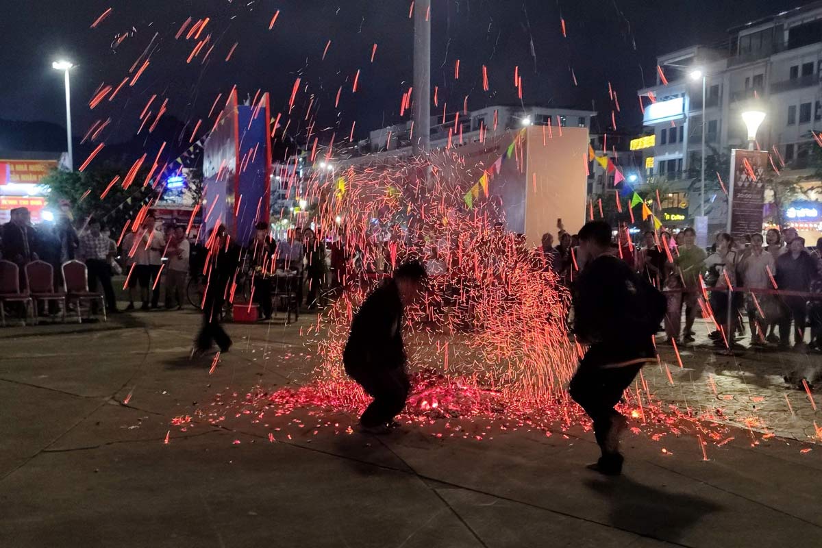 Trình diễn nghi lễ nhảy lửa của người Dao. Ảnh: Đoàn Hưng