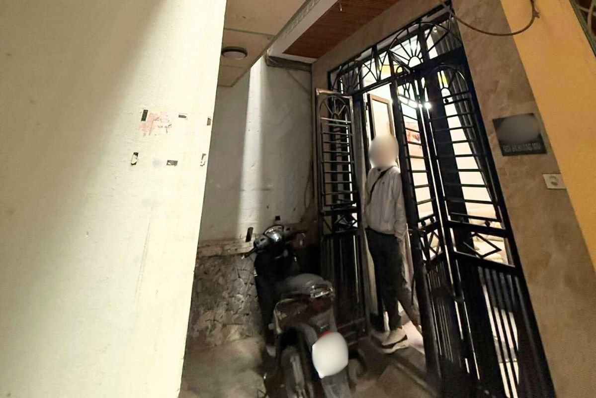 Nhà nằm trong ngõ sâu chỉ vừa đủ đỗ trước cửa nhà mẫu xe SH. Ảnh: Hạ Linh