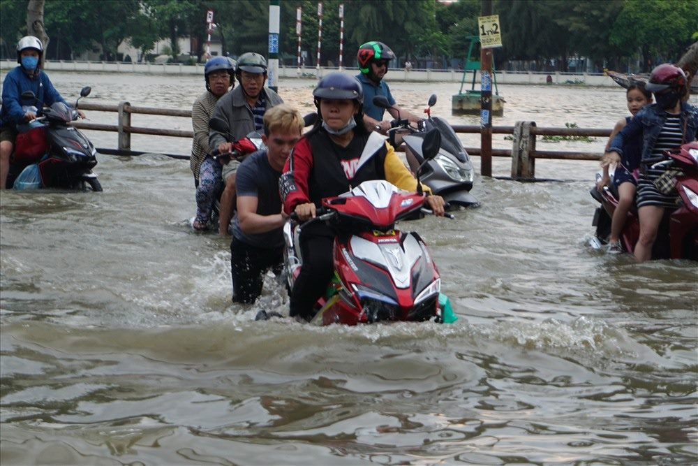 Ngập nước trên đường Trần Xuân Soạn khiến người dân cực khổ trong đi lại.  Ảnh: Minh Quân