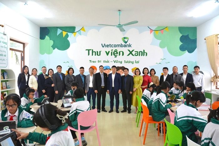 Đại biểu và các em học sinh trải nghiệm Thư viện Xanh