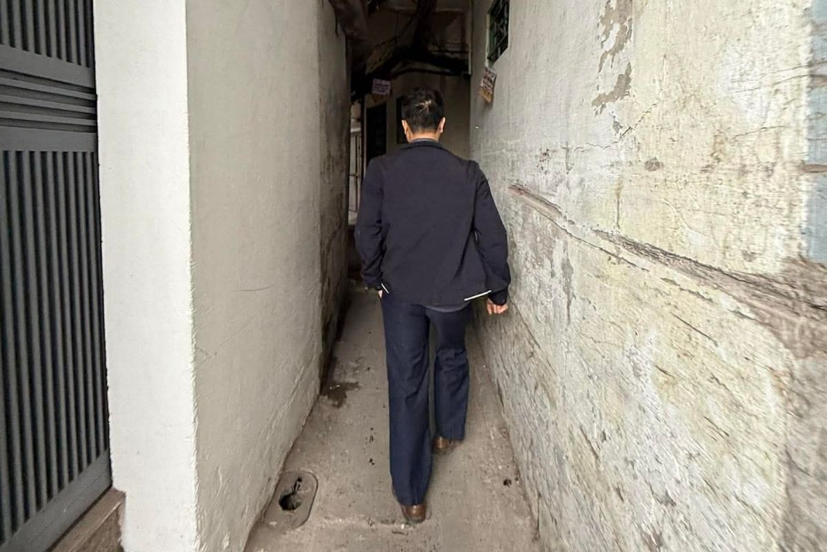 Nhà trong ngõ sâu hun hút, chỉ đủ 1 người lách qua. Ảnh: Hạ Linh