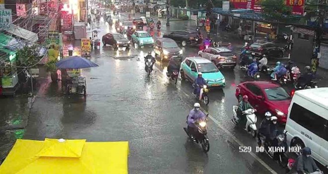 Mưa dông, sấm sét bao trùm nhiều khu vực TPHCM, giao thông ùn ứ cục bộ