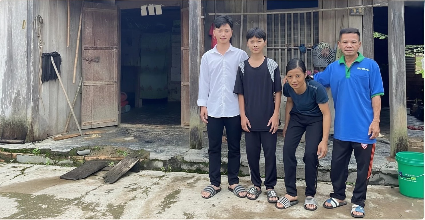 Những khó khăn của cuộc sống không cản được niềm đam mê được tiếp tục đi học của em Quyết (thứ hai bên trái) Những khó khăn của cuộc sống không cản được niềm đam mê được tiếp tục đi học của em Quyết (thứ hai bên trái)