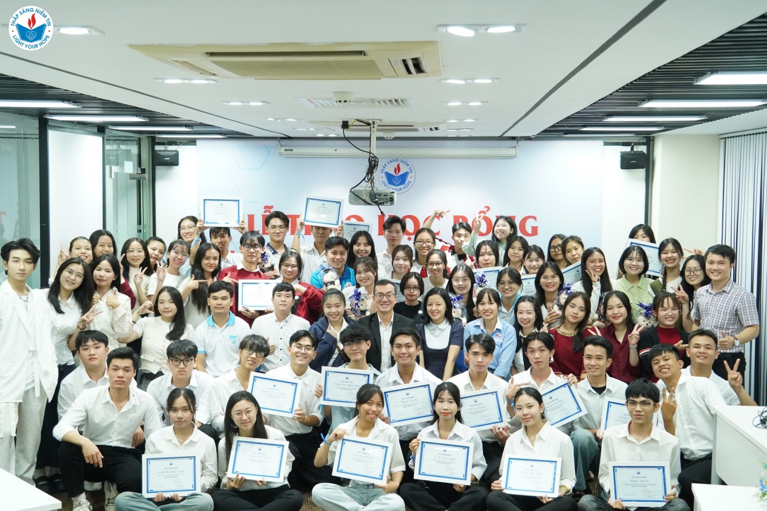 Thắp Sáng Niềm Tin - Thắp sáng ước mơ Thắp Sáng Niềm Tin - Thắp sáng ước mơ