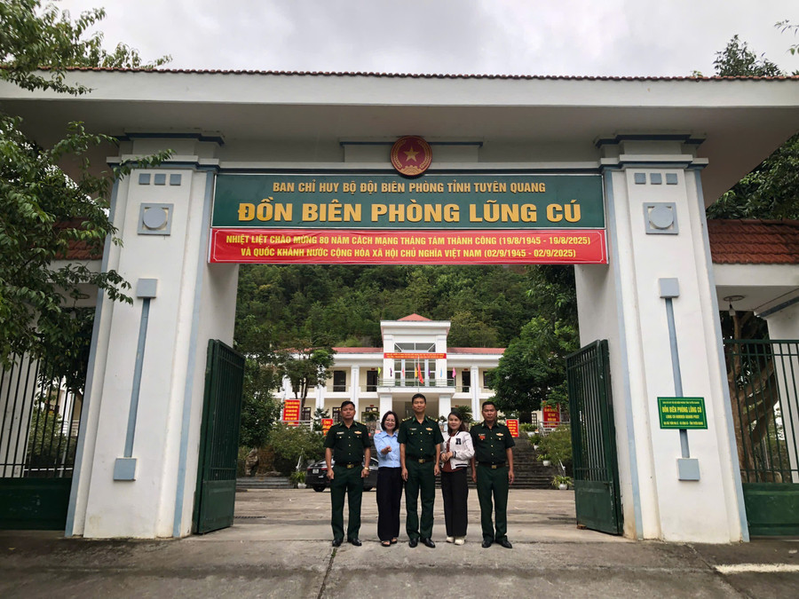 Nhóm tác giả khi thực hiện loạt bài tại Đồn biên phòng Lũng Cú. 1000044109.jpg