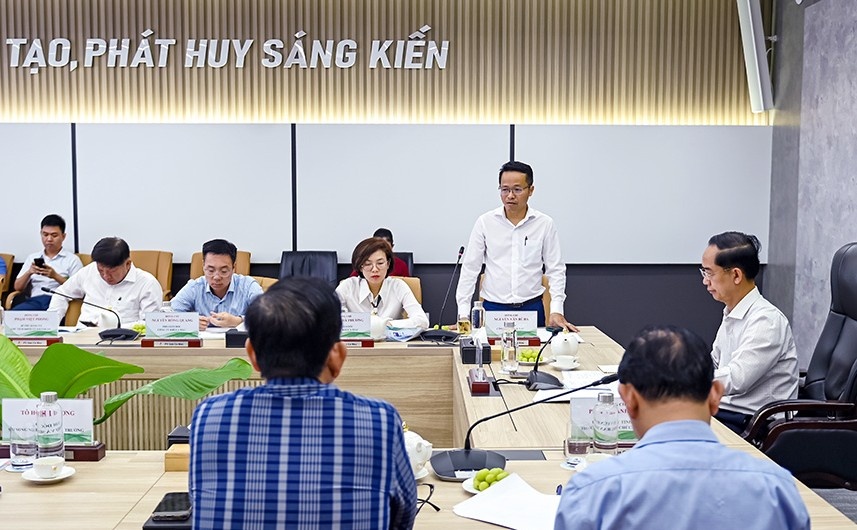 Đồng chí Nguyễn Văn Bé Ba, Bí thư Đảng ủy, Giám đốc PV GAS CA MAU báo cáo với Đoàn công tác