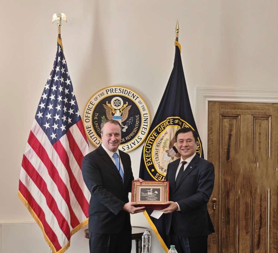 Thứ trưởng Bộ Công Thương, Phó Trưởng Đoàn đàm phán Chính phủ Nguyễn Sinh Nhật Tân và Phó Đại diện Thương mại Hoa Kỳ Rick Switzer. Ảnh: Bộ Công Thương