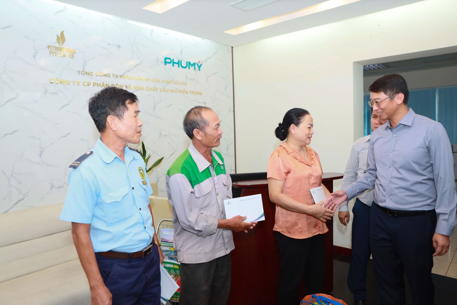 Nghĩa tình Petrovietnam: Sẻ chia khó khăn với NLĐ bị ảnh hưởng do bão số 13 tại Gia Lai Nghĩa tình Petrovietnam: Sẻ chia khó khăn với NLĐ bị ảnh hưởng do bão số 13 tại Gia Lai