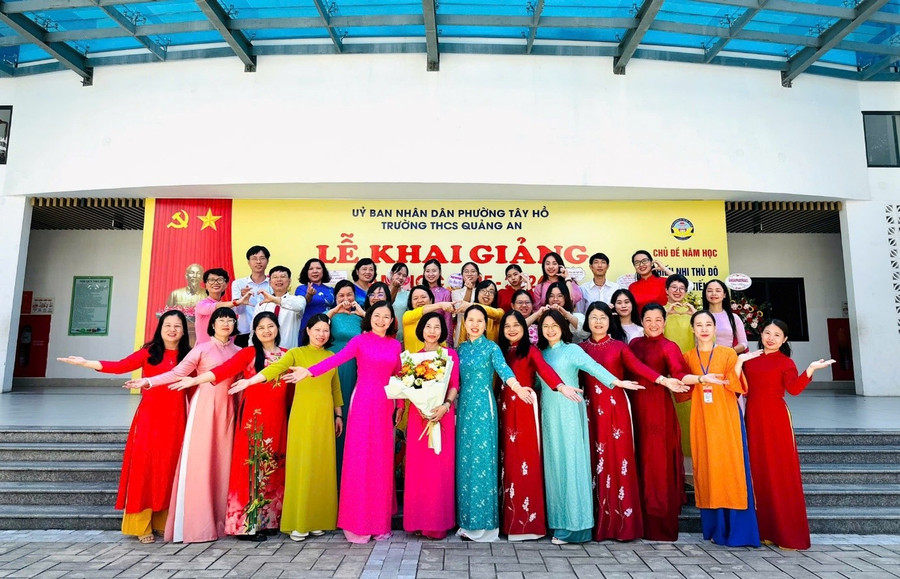 Tập thể cán bộ, giáo viên, nhân viên nhà trường trong lễ khai giảng năm học 2025 - 2026. image001.jpg