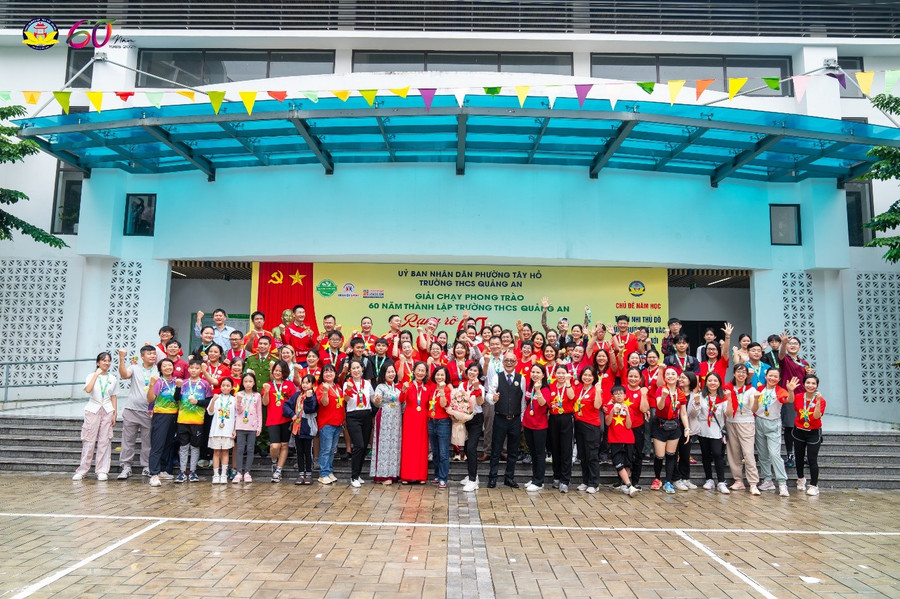 Các thế hệ cán bộ, giáo viên, nhân viên, học sinh tham gia Giải chạy chào mừng kỷ niệm 60 năm thành lập trường. image026.jpg