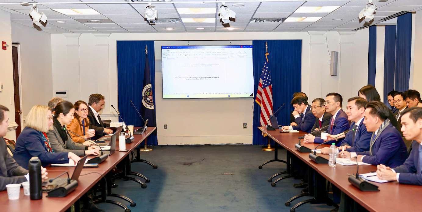 Thứ trưởng Bộ Công Thương, Phó Trưởng Đoàn đàm phán Chính phủ Nguyễn Sinh Nhật Tân làm việc với phía Mỹ trong phiên đàm phán kỹ thuật. Ảnh: Bộ Công Thương