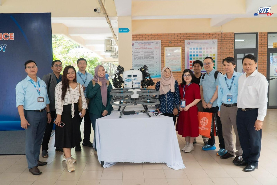 Khu vực triển lãm các giải pháp công nghệ cơ điện tử tại hội thảo. Ảnh: HCMUTE. hoi-thao-spkt.jpg