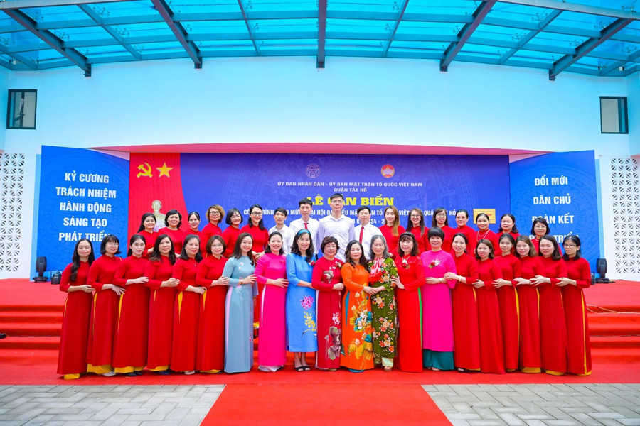 Tập thể cán bộ, giáo viên, nhân viên nhà trường trong lễ gắn biển công trình chào mừng Đại hội đại biểu MTTQ Việt Nam quận Tây Hồ lần thứ VII, nhiệm kỳ 2024 – 2029 image007.jpg