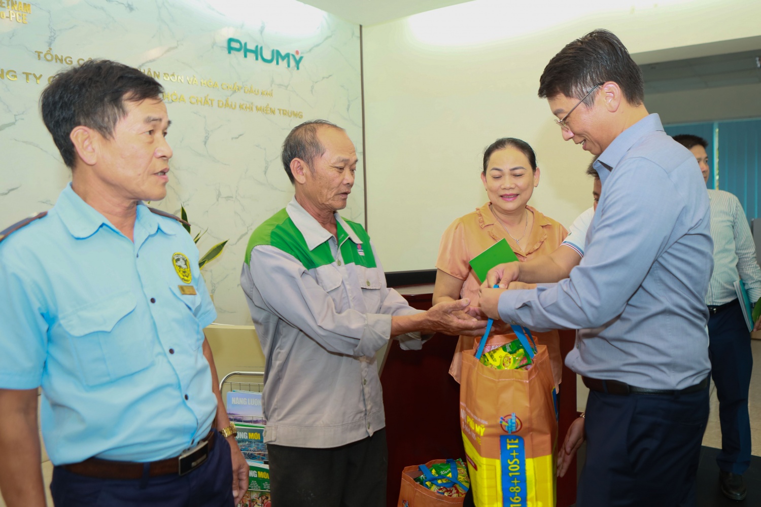 Đại diện Petrovietnam, Ông Trần Hồng Nam – Thành viên HĐTV trao tặng những phần quà cho NLĐ tại PVFCCO-PCE. Đại diện Petrovietnam, Ông Trần Hồng Nam – Thành viên HĐTV trao tặng những phần quà cho NLĐ tại PVFCCO-PCE.