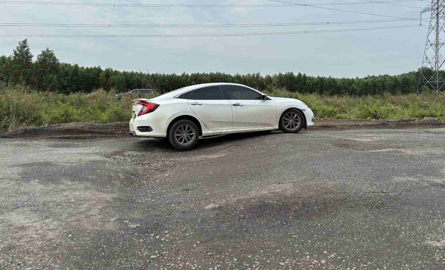 Xe ô tô phải di chuyển chậm qua đây. Ảnh: Đình Trọng