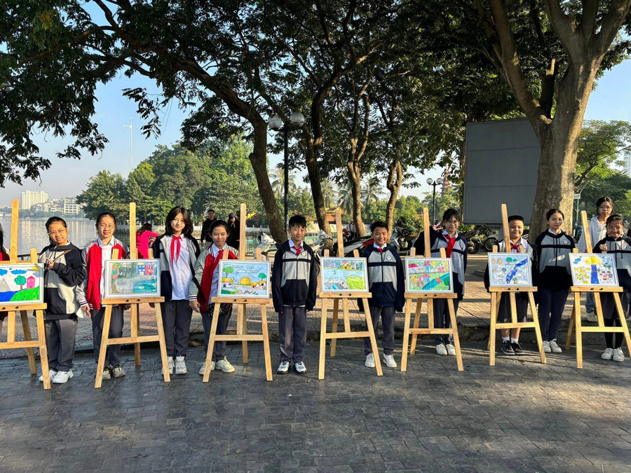 Học sinh nhà trường tham gia thi vẽ tranh. image020.jpg