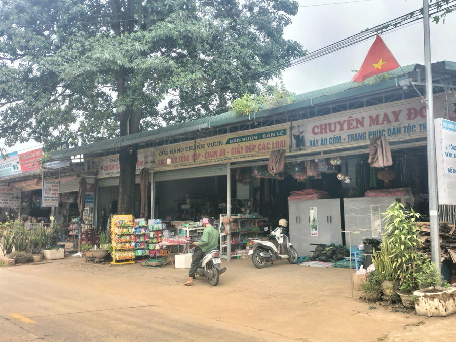 Dịch vụ thương mại cũng đang phát triển tại xã Chiềng Sơ. z7218761821846-a1d32184cb787c5091e3f60ac4b7f439.jpg