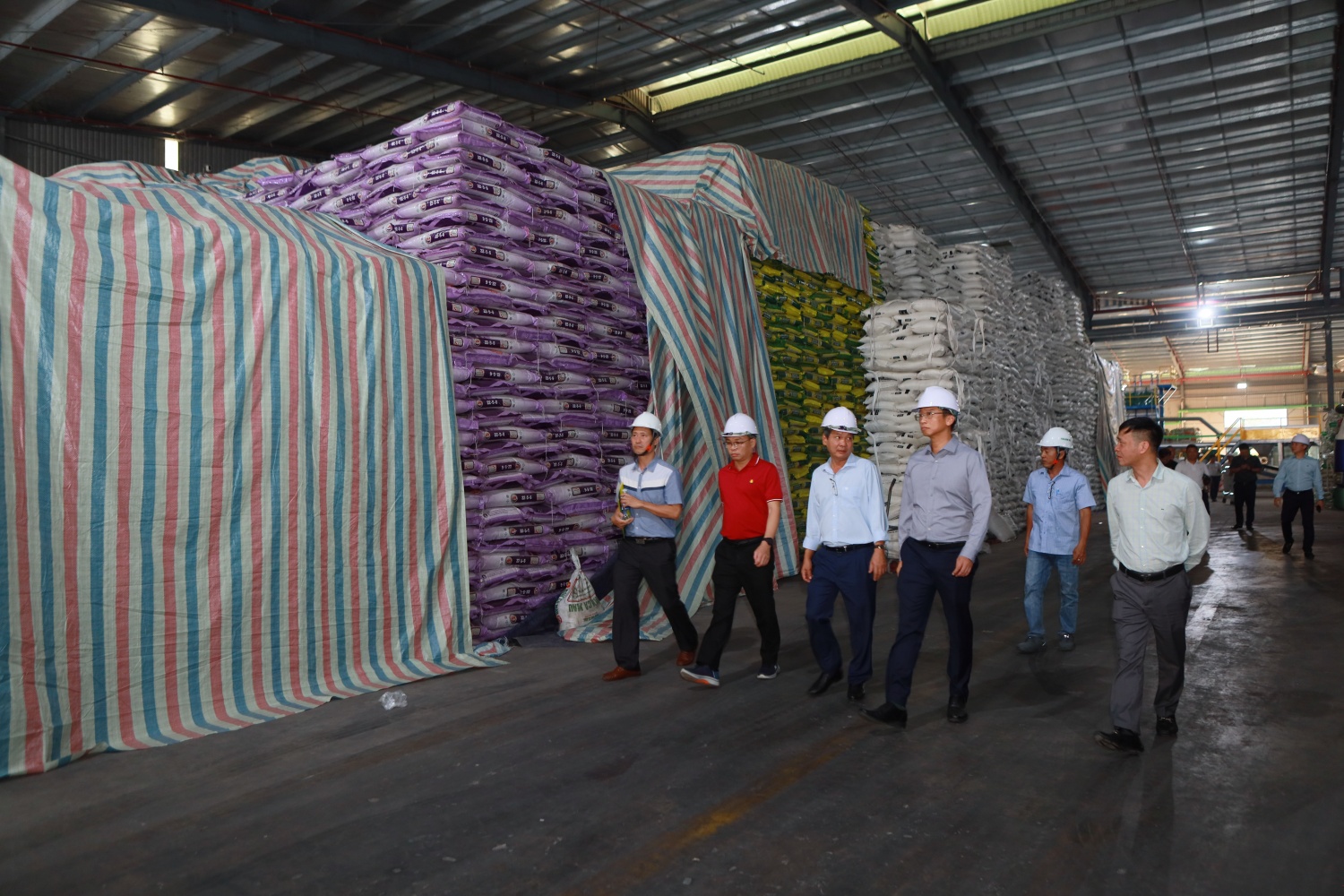 Đại diện Công ty PVCFC đưa đoàn công tác của Petrovietnam tham quan Nhà máy và trò chuyện, động viên NLĐ sau những ảnh hưởng của cơn bão số 13. Đại diện Công ty PVCFC đưa đoàn công tác của Petrovietnam tham quan Nhà máy và trò chuyện, động viên NLĐ sau những ảnh hưởng của cơn bão số 13.