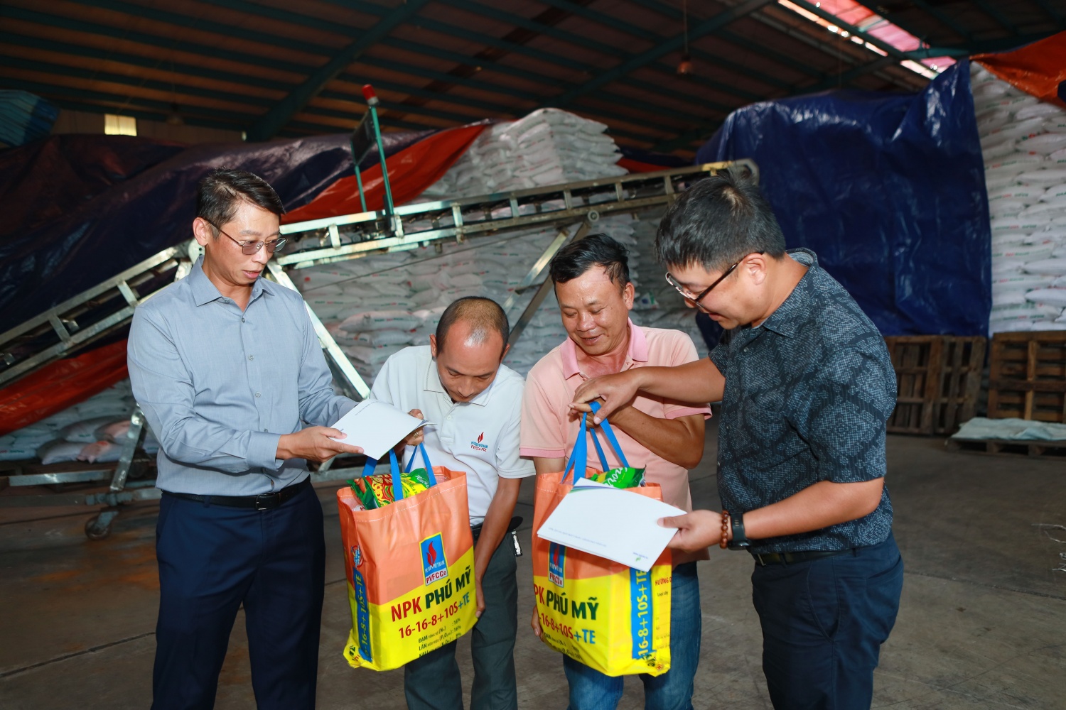 Đại diện Petrovietnam và PVFCCo-PCE trao tặng các phần quà nhằm động viên, khích lệ tinh thần NLĐ sau những ảnh hưởng của thiên tai. Đại diện Petrovietnam và PVFCCo-PCE trao tặng các phần quà nhằm động viên, khích lệ tinh thần NLĐ sau những ảnh hưởng của thiên tai.