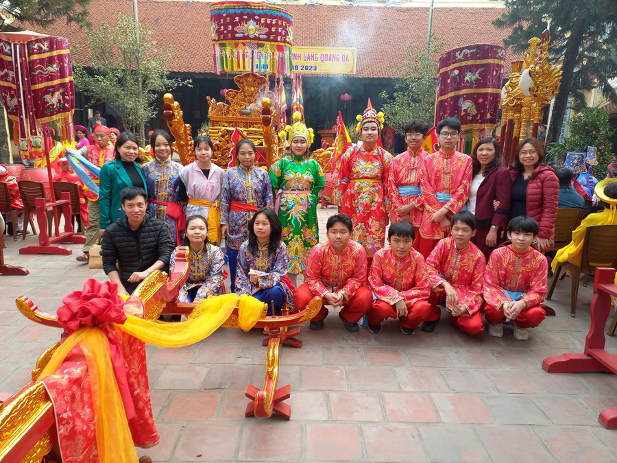 Học sinh nhà trường tham gia lễ hội truyền thống của địa phương. image028.jpg