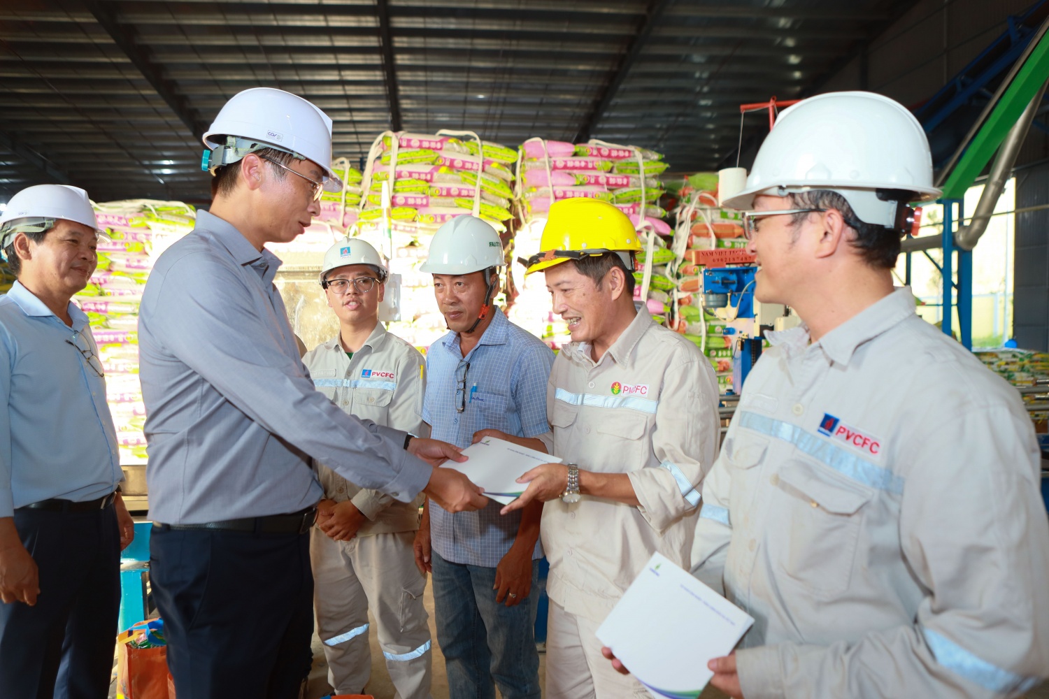 Đại diện Petrovietnam cũng trao tặng các phần quà nhằm động viên, khích lệ tinh thần NLĐ tại PVFCC cơ sở Bình Định. Đại diện Petrovietnam cũng trao tặng các phần quà nhằm động viên, khích lệ tinh thần NLĐ tại PVFCC cơ sở Bình Định.