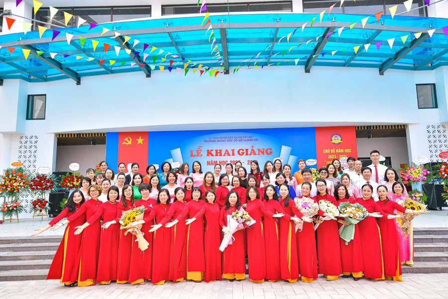 Tập thể cán bộ, giáo viên, nhân viên, phụ huynh học sinh nhà trường trong lễ khai giảng năm học 2023 – 2024. image005-6402.jpg